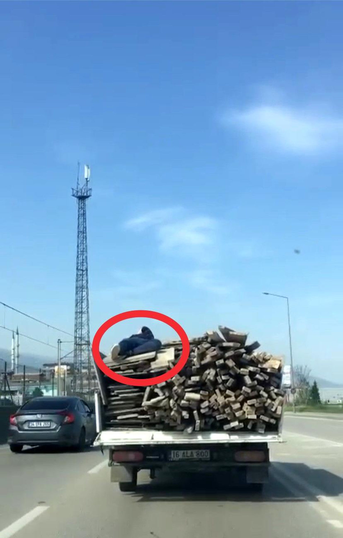 Bursa\'da Tahta Yüklü Kamyonetin Arkasına Uzanarak Giden Kişi Yürekleri Ağza Getirdi