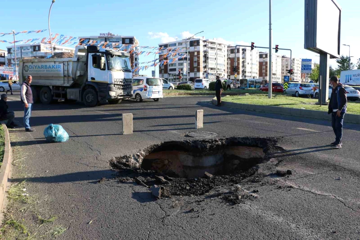 Diyarbakır\'da aşırı yağış nedeniyle yol çöktü