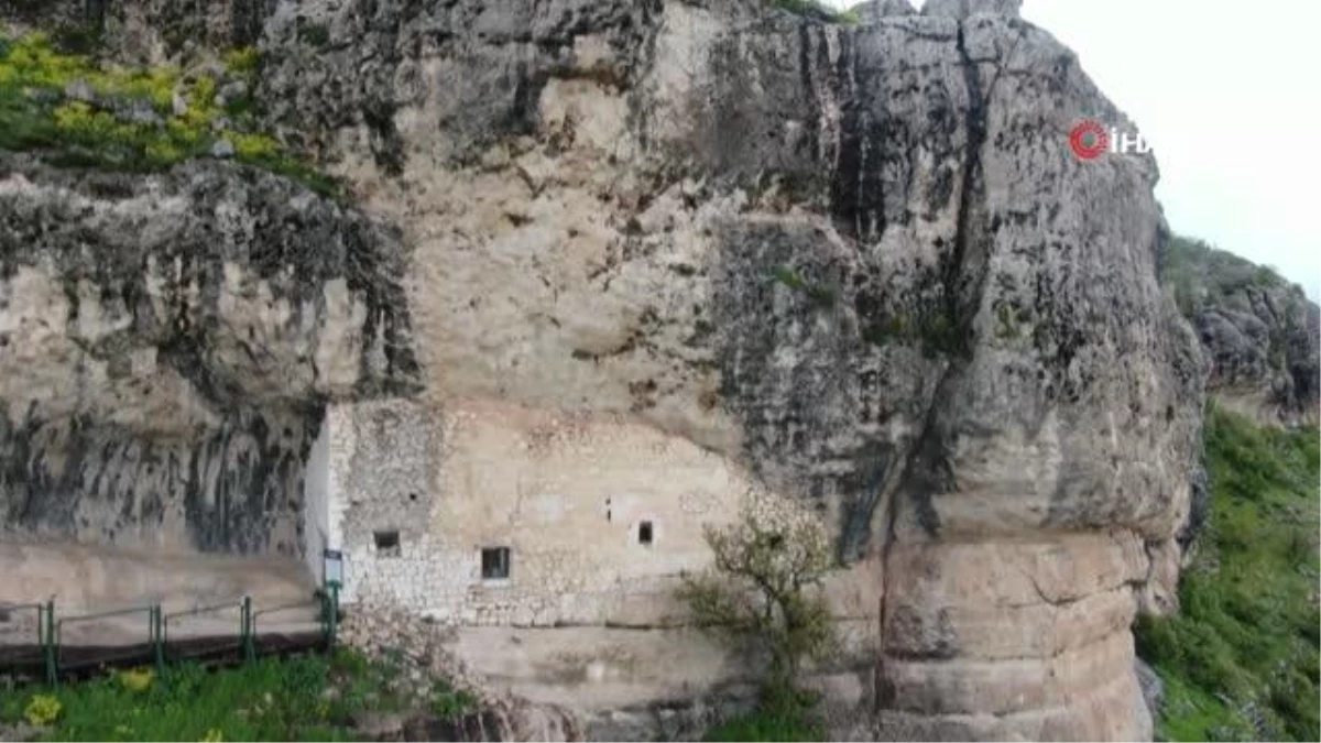 Diyarbakır\'daki Ashab-ı Kehf Mağarası, 1300\'lerden beri depremlere maruz kaldı