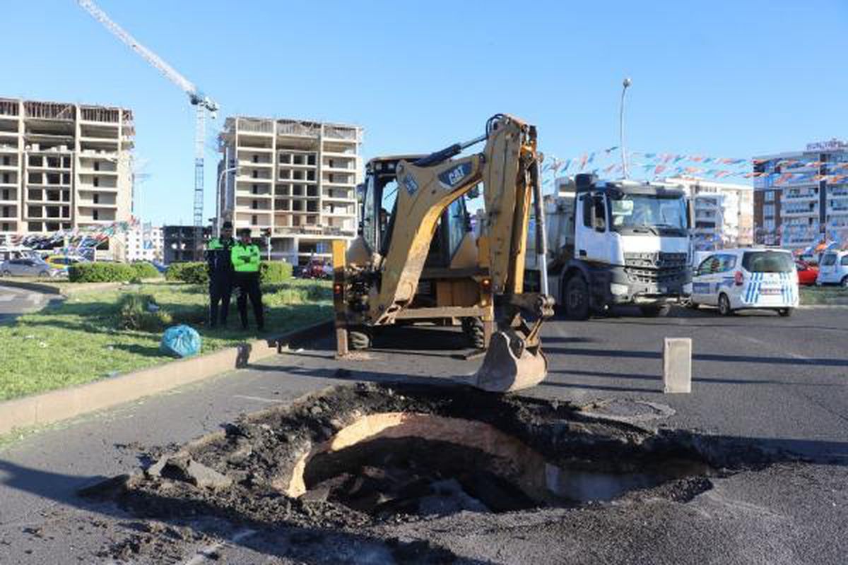 Diyarbakır\'da Yol Çöktü: Polis Trafik Kapatırken Belediye Çalışma Başlattı
