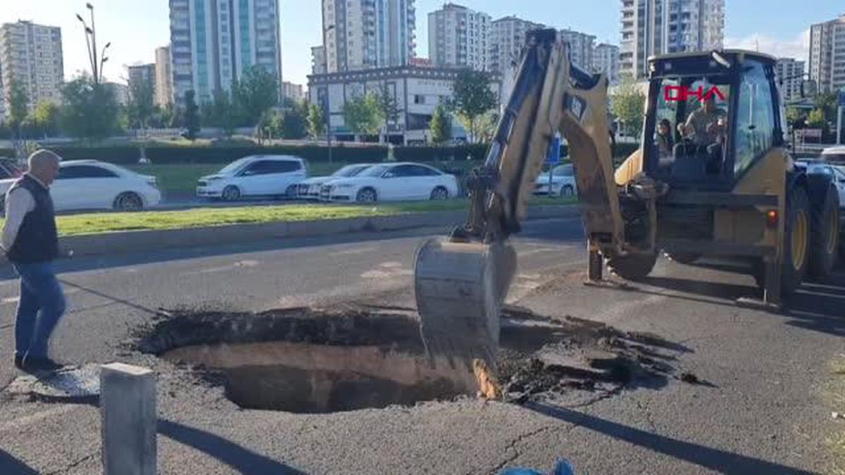 Diyarbakır\'da Yol Çöktü, Polis Trafiği Kapattı, Belediye Çalışma Başlattı