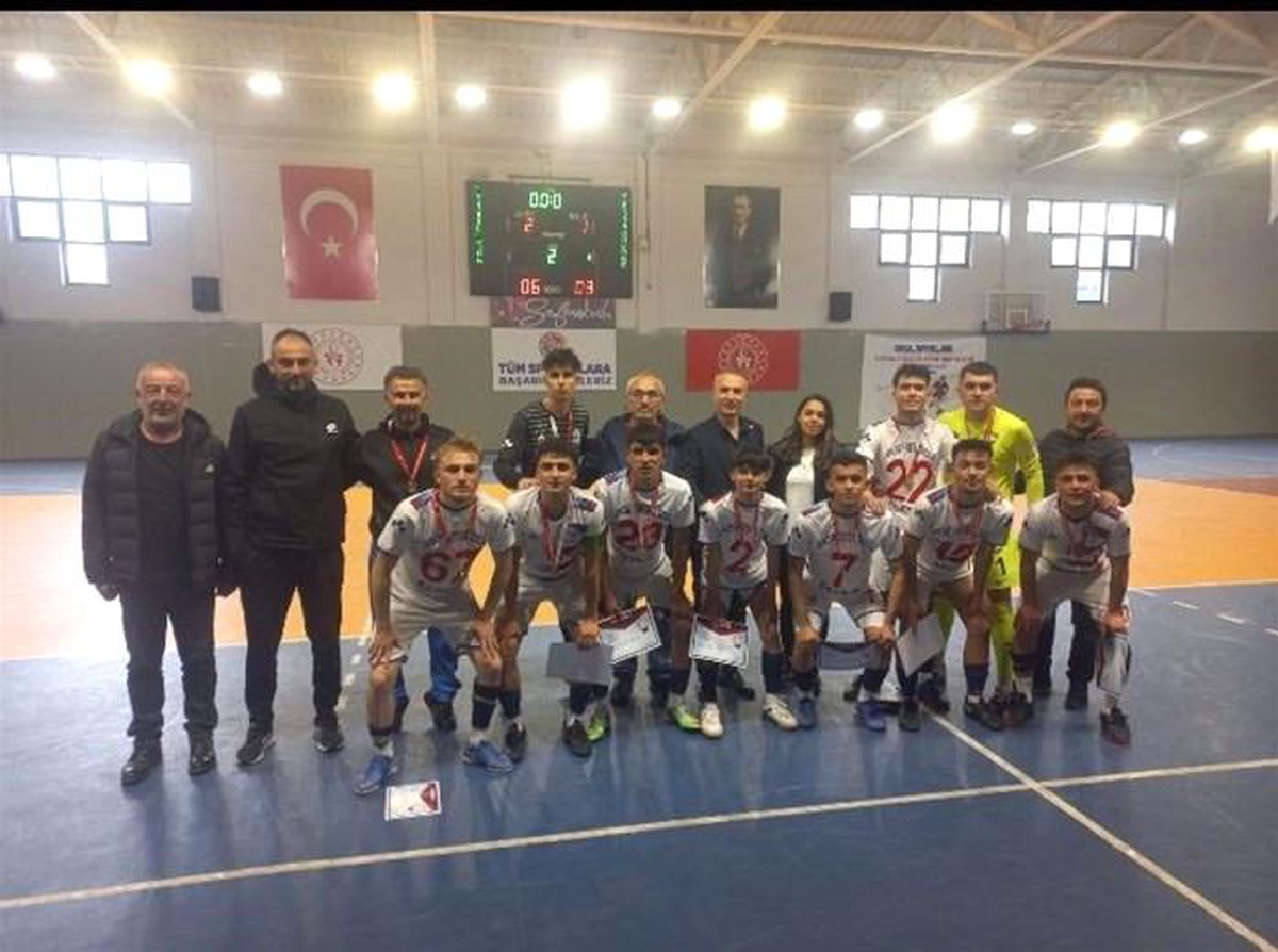 Düzce Spor Lisesi Futsal Takımı Grup Birincisi Oldu