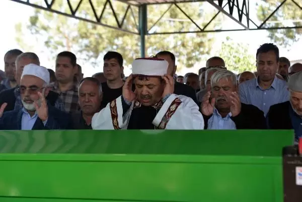 İmamın en zor görevi! Annesi ve kız kardeşinin cenaze namazını gözyaşları içinde kıldırdı