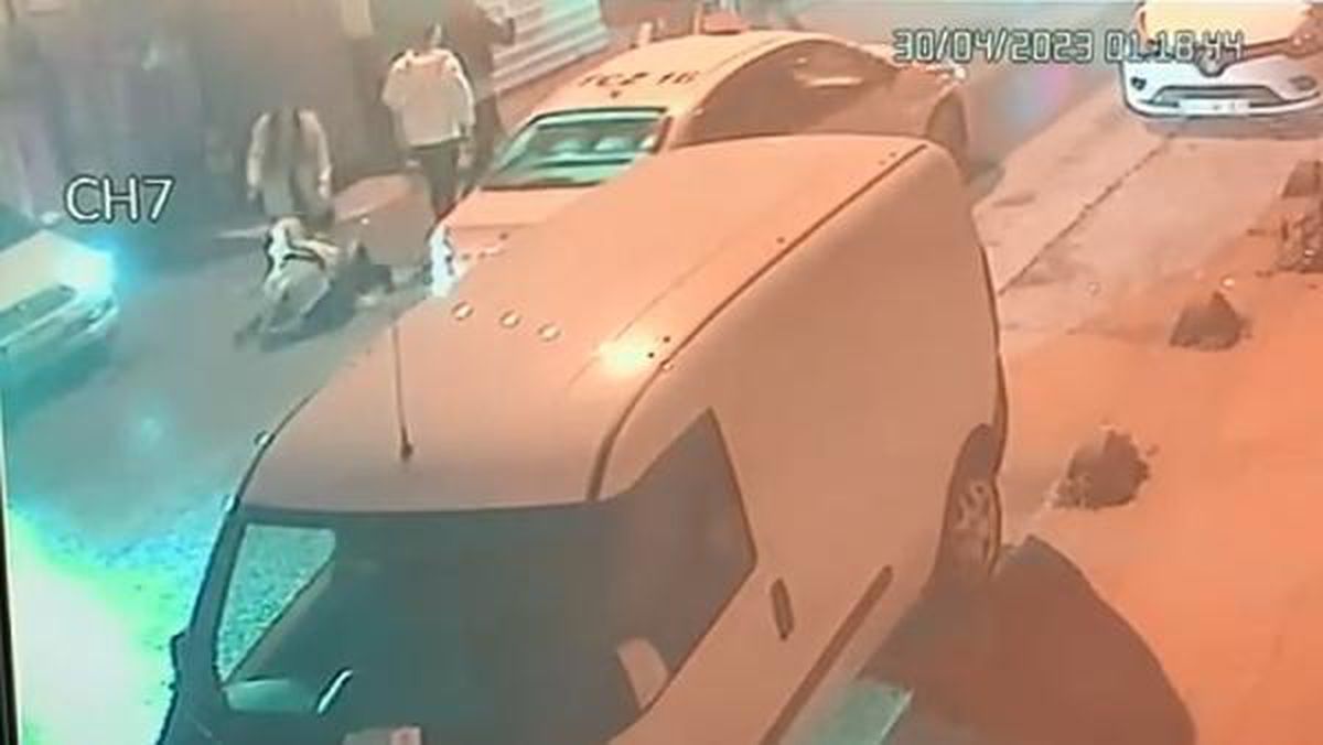 Fatih\'te kavgayı izleyen vatandaş polis uyarı ateşiyle yaralandı