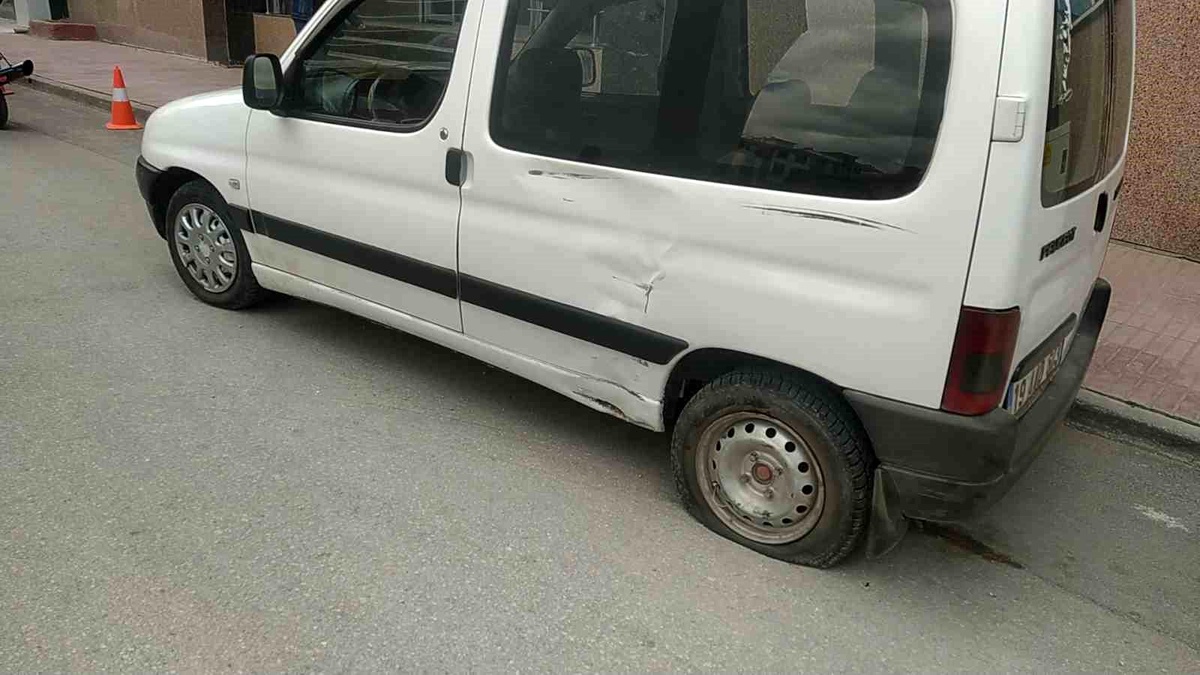 Çorum\'da Motosiklet ile Hafif Ticari Araç Çarpıştı: 1 Yaralı