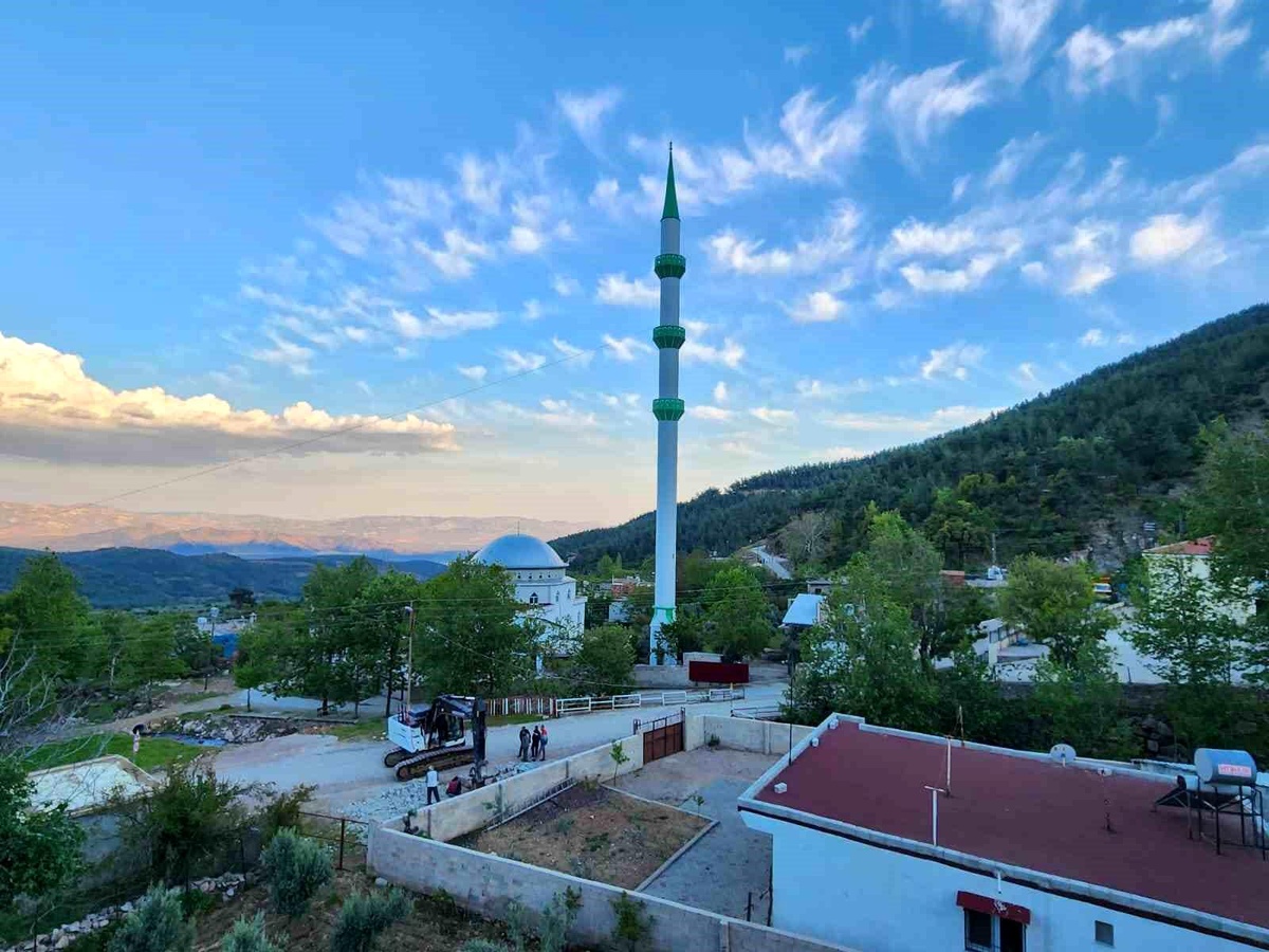 Hatay\'ın en uzun minaresi yıkıldı