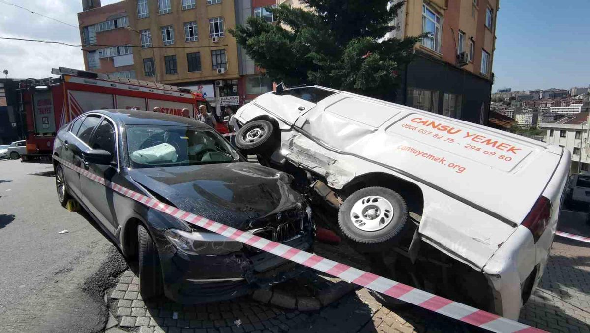 Kağıthane\'de Otomobil Minibüse Çarptı: Minibüs Devrildi, Yaşlı Kadın Yaralandı