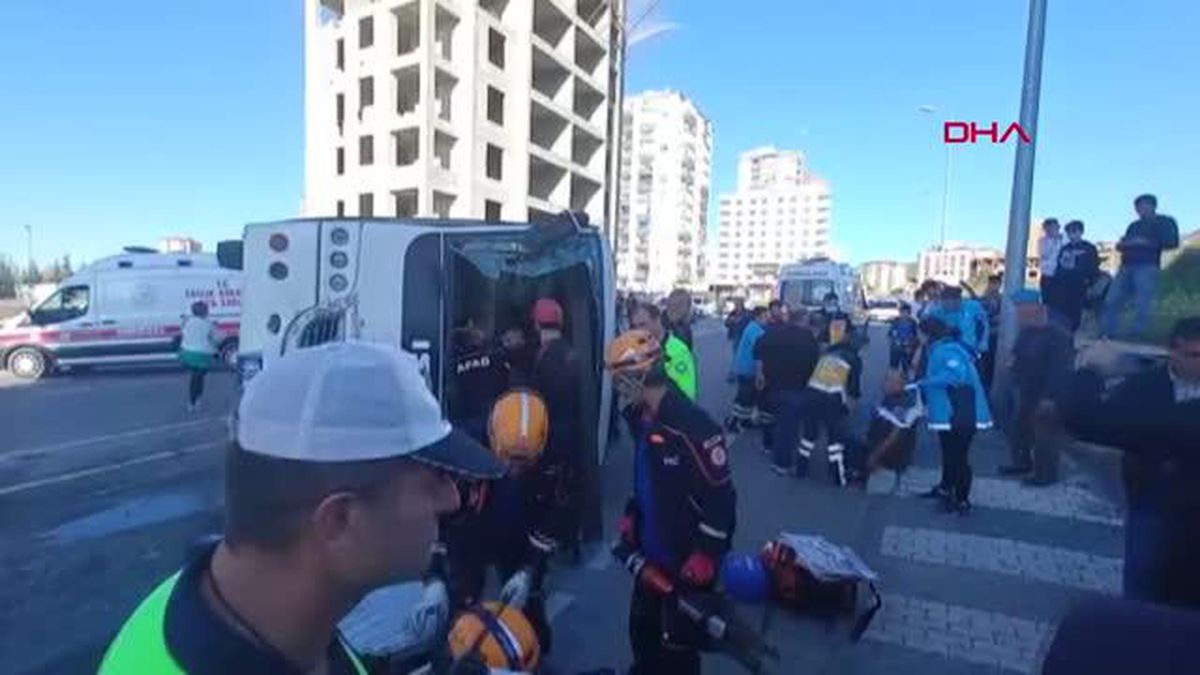 Kayseri\'de TIR ile servis midibüsü çarpıştı: 1\'i ağır 33 kişi yaralandı
