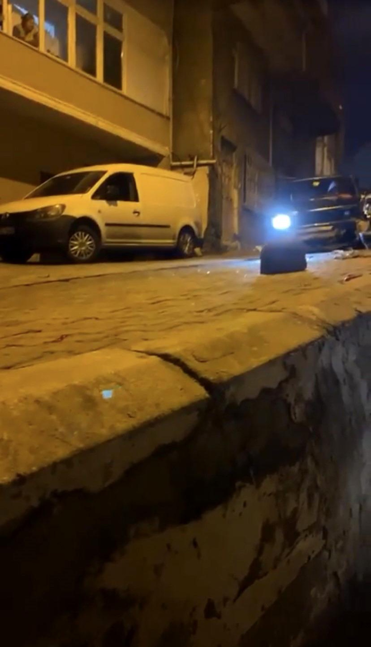 Kağıthanede kayınvalidesinden ayrılan kayınpederine öfkelenen eski damat aracına saldırdı
