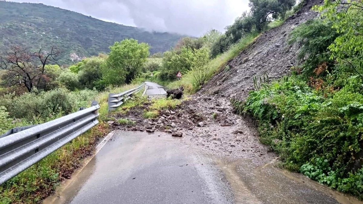 İtalya\'da Şiddetli Yağış Sel ve Toprak Kaymasına Neden Oldu