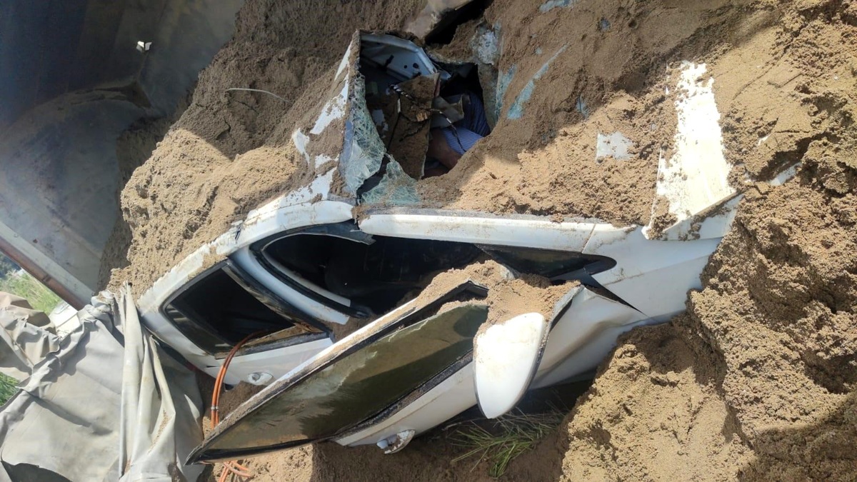 İzmir\'de Kamyonun Otomobile Devrilmesi Sonucu 2 Kişi Yaralandı