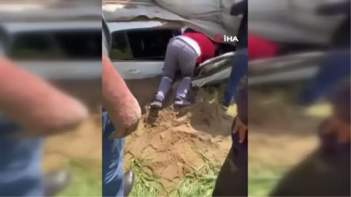 İzmir'de Kum Yüklü Kamyonun Otomobilin Üzerine Devrilmesi Sonucu Feci Kaza: 2 Yaralı