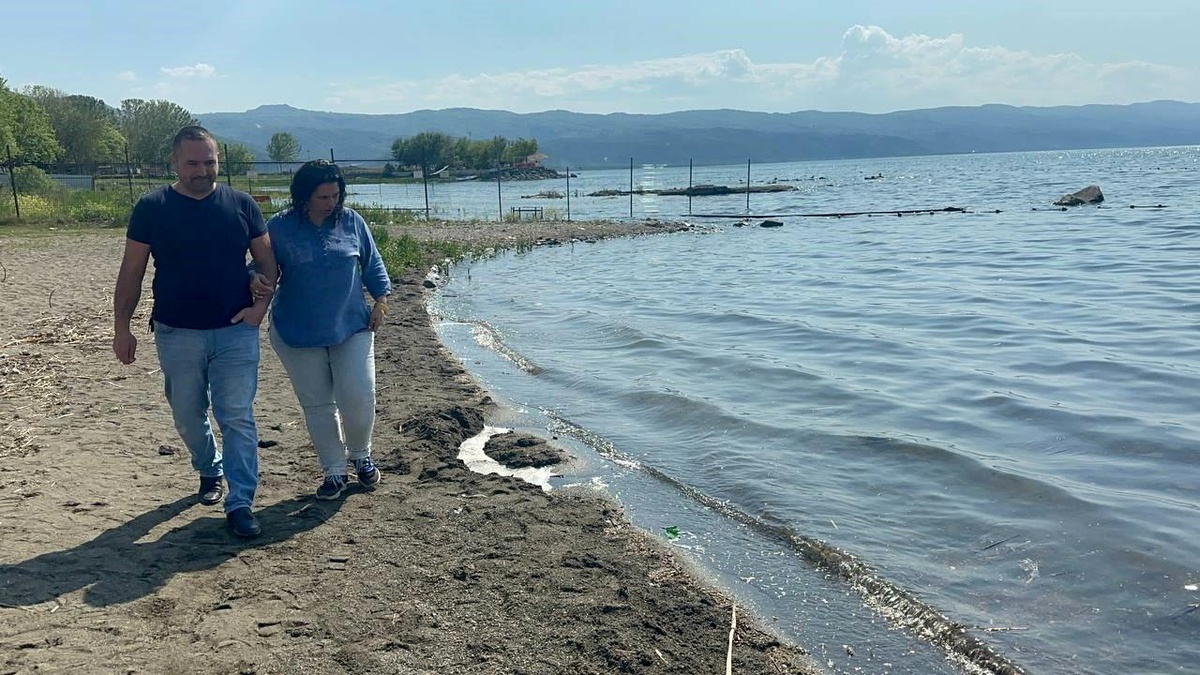 İznik\'te Aile Gölde 2 Bin Yıllık Tarihi Sikke Buldu