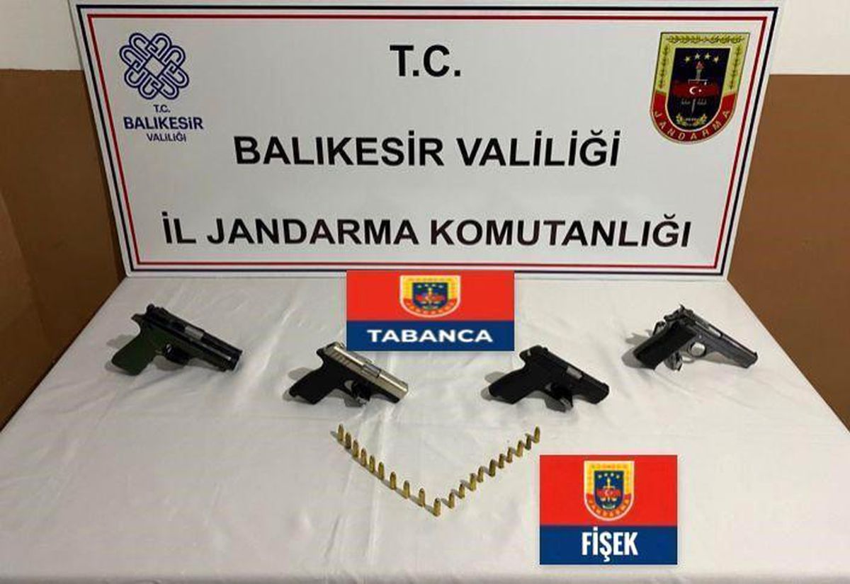 Balıkesir\'de Silah Mühimmat İmal ve Ticareti Yapan Şüpheliler Yakalandı