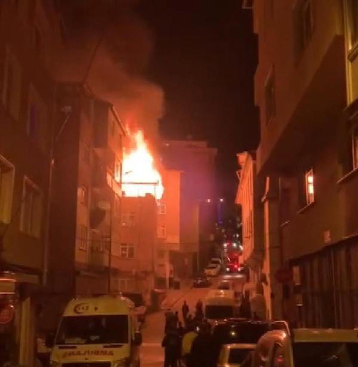 Kağıthane\'de Çatı Katında Yangın
