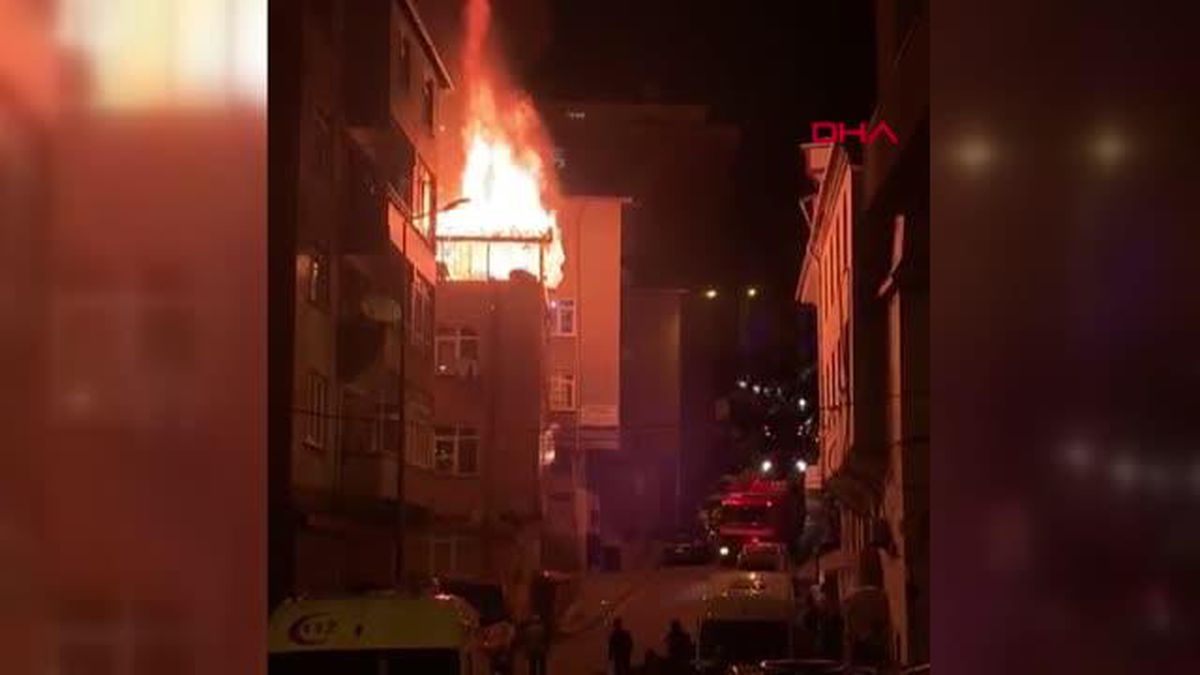 Kağıthane\'de 3 Katlı Binanın Çatı Katı Alev Alev Yandı