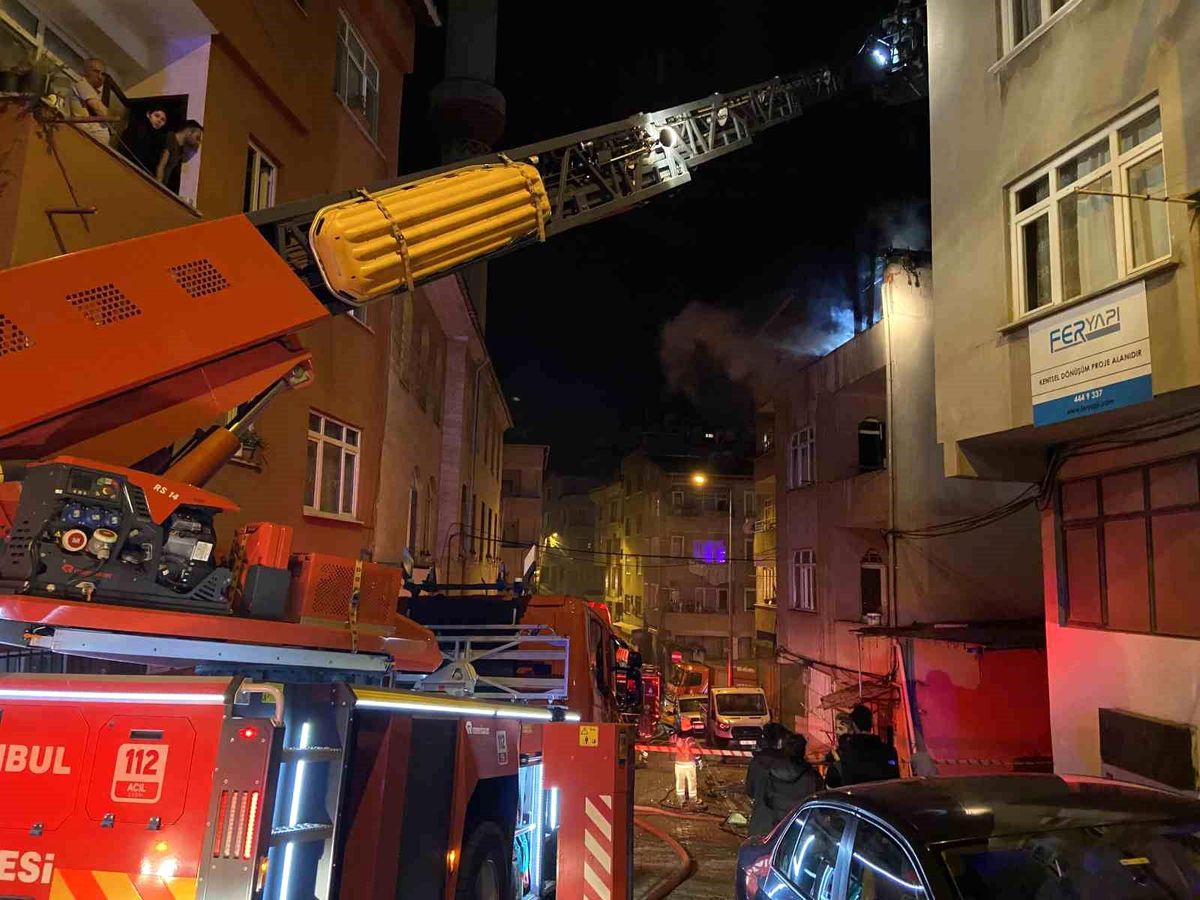 Kağıthanede 3 Katlı Binanın Çatısı Alev Alev Yandı