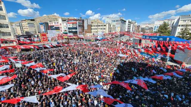 Kılıçdaroğlu'na miting için gittiği Van'da yoğun ilgi! Seçim otobüsü ilerlemekte zorlandı Kılıçdaroğlu'na miting için gittiği Van'da yoğun ilgi! Seçim otobüsü ilerlemekte zorlandı