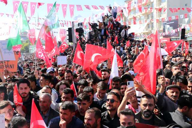 Kılıçdaroğlu'na miting için gittiği Van'da yoğun ilgi! Seçim otobüsü ilerlemekte zorlandı Kılıçdaroğlu'na miting için gittiği Van'da yoğun ilgi! Seçim otobüsü ilerlemekte zorlandı
