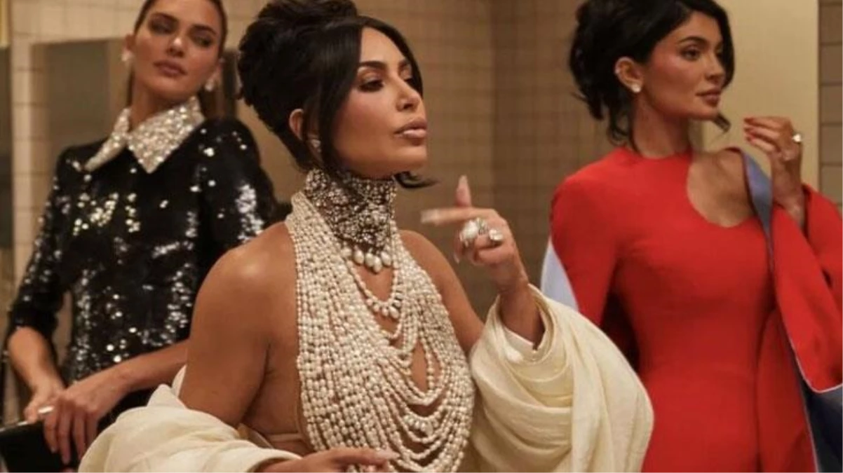 MET Gala 2023\'de Kim Kardashian iddaalı kıyafetiyle ortalığı kavurdu