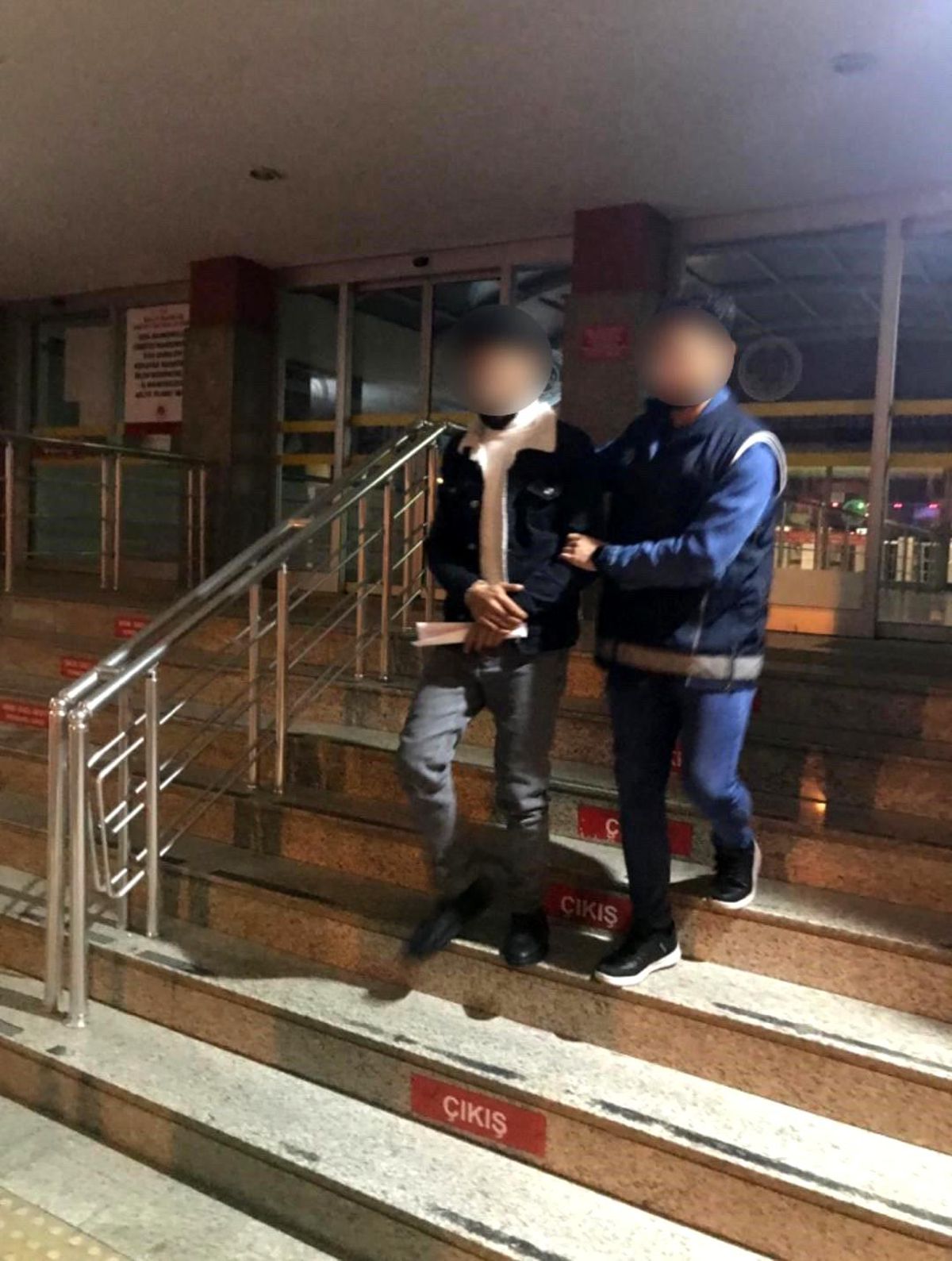 Kocaeli\'de Düzensiz Göçmen Operasyonu: 3 Göçmen Yakalandı, 1 Şüpheli Tutuklandı