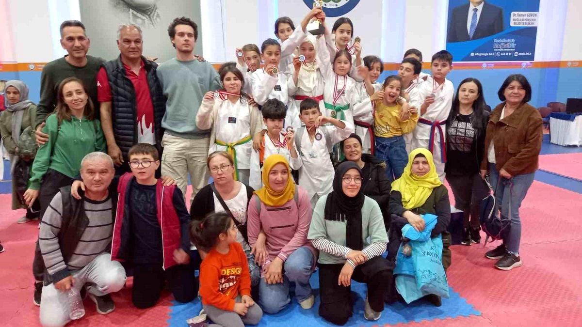 Muğla\'da Minik Kızlar Takım Halinde Şampiyon Oldu