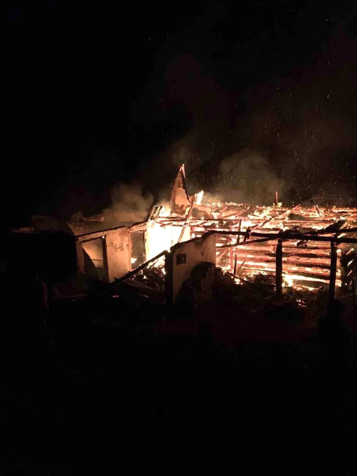 Kastamonu\'da köyde çıkan yangında ev ve samanlık kullanılamaz hale geldi