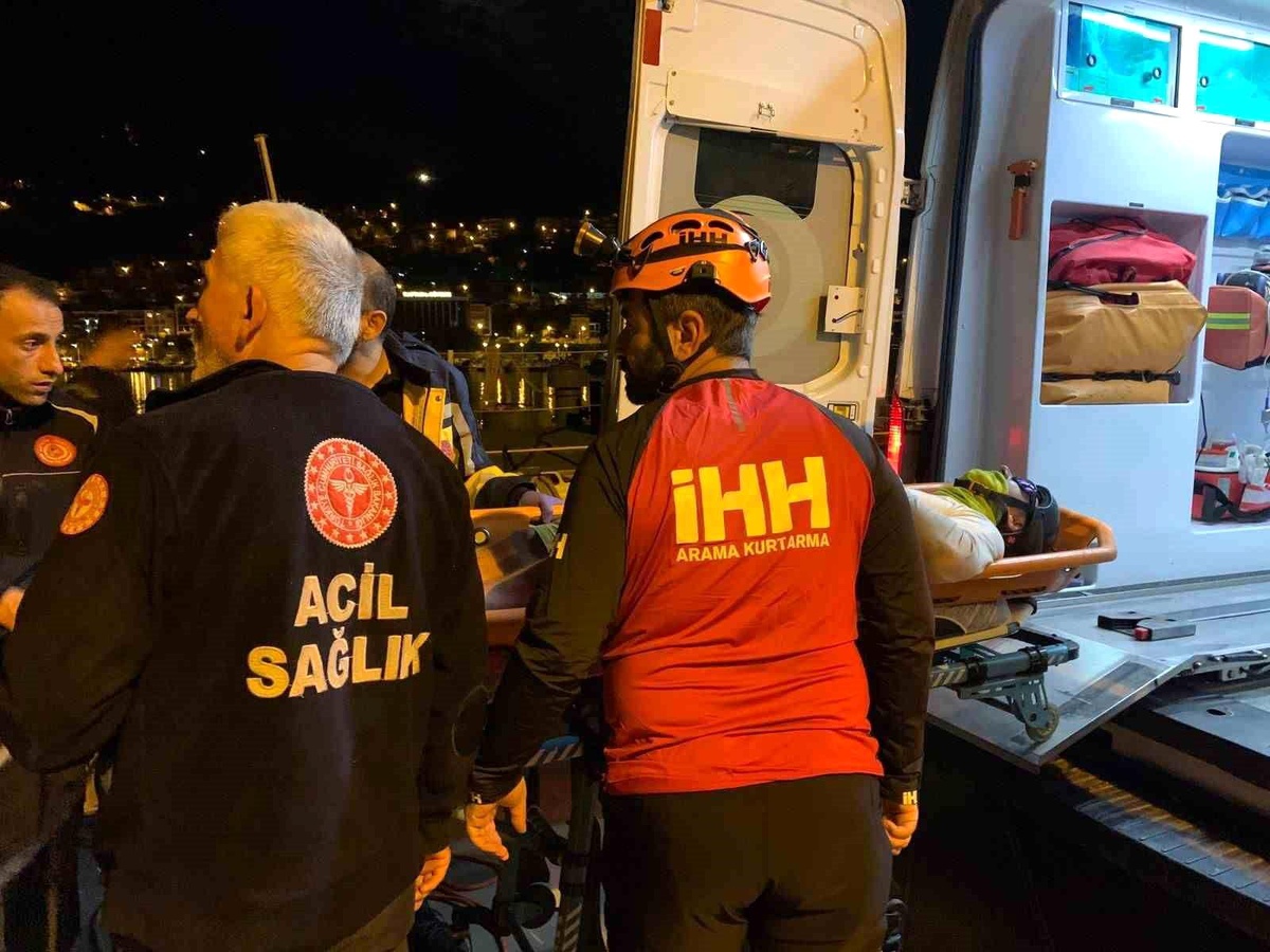 Alanya\'da Yamaç Paraşütü Kazası: Turist Kayalıklara Düştü