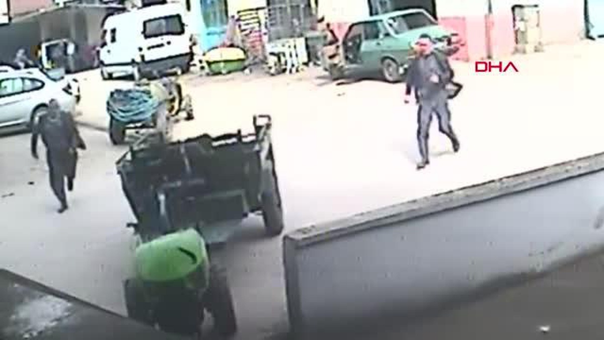 Amasya\'da el freni çekilmeyen pat pat bakkalın duvarına çarptı