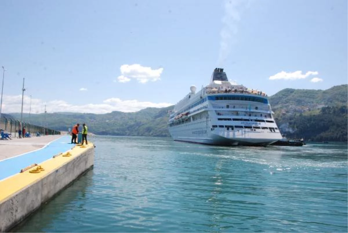 Amasra\'ya gelen Rus turistleri Kültür ve Turizm Bakan Yardımcısı karşıladı