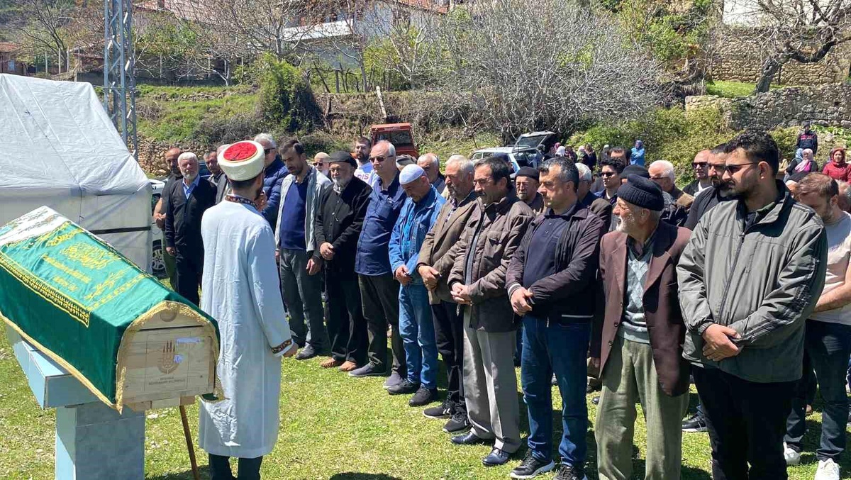 Silahla öldürülen genç kadın memleketi Safranbolu\'da son yolculuğuna uğurlandı