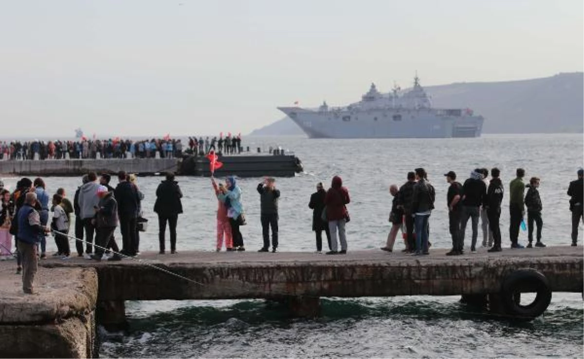 TCG Anadolu Çanakkale Boğazı\'nda Vatandaşları Selamladı