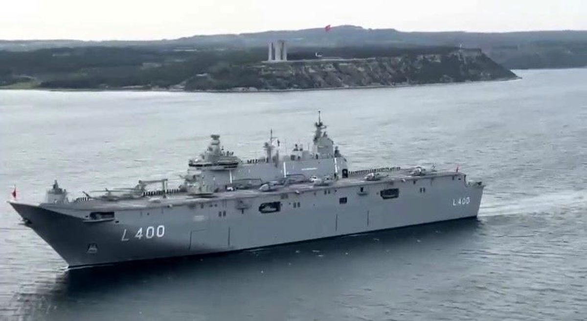 TCG Anadolu, Şehitler Abidesini selamladı