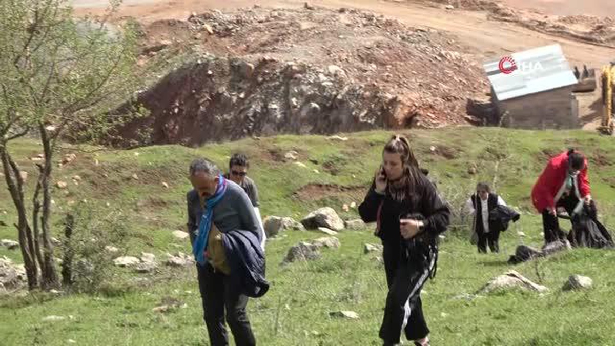 Ters Laleleri Görmek İçin 1800 Rakımlı Dağın Zirvesine Yürüdüler