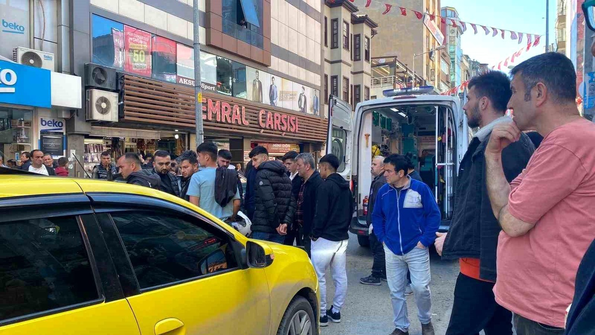 Zonguldak\'ta Ticari Taksi ile Motosiklet Çarpıştı: 1 Yaralı