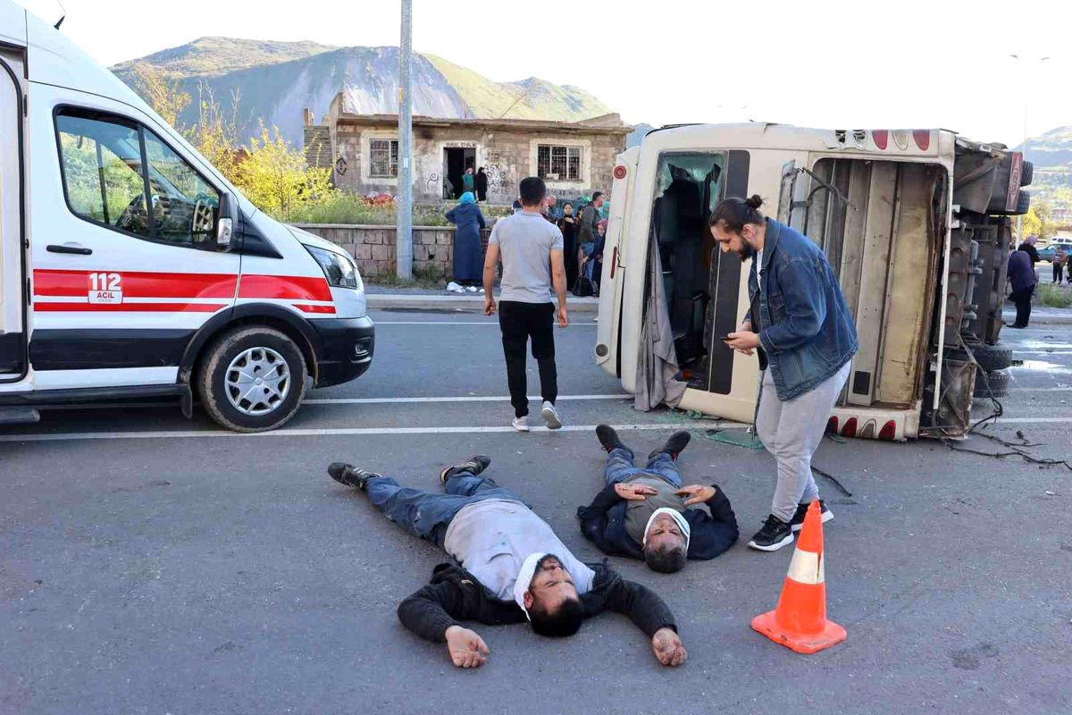 Kayseri\'de Tırın İşçi Servisine Çarpması Sonucu 33 Kişi Yaralandı