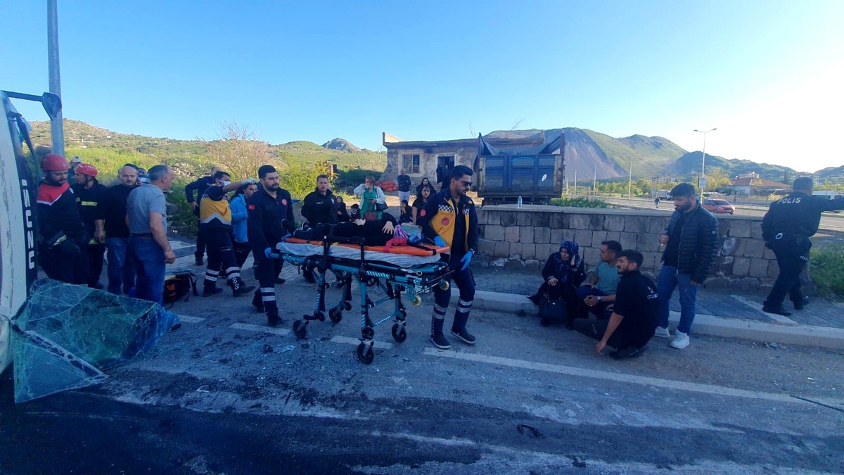 Kayseri\'de işçi servisi tırla çarpıştı: Çok sayıda yaralı var