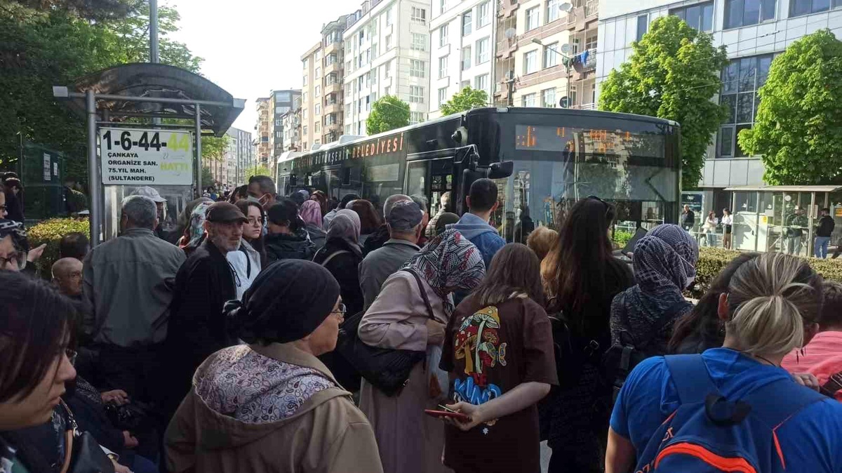 Eskişehir\'de Otobüs Gecikmesi Nedeniyle Vatandaşlar Ezilme Tehlikesi Yaşadı