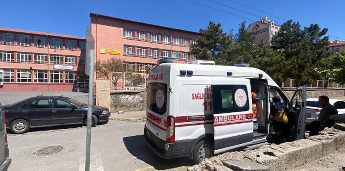 Kayseri\'de Köfte Yedikten Sonra Rahatsızlanan 2 Lise Öğrencisi Hastaneye Kaldırıldı