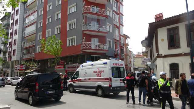 24 yaşındaki anne, 2 yaşındaki bebeğini 6. kattan aşağı atarak öldürdü 24 yaşındaki anne, 2 yaşındaki bebeğini 6. kattan aşağı atarak öldürdü