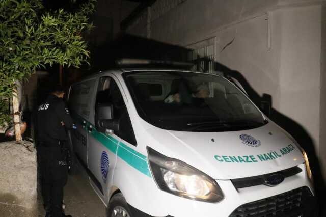 Adana'da cinnet getiren şahıs aile bireylerinin boğazını kesti: 2 ölü, 2 ağır yaralı Adana'da cinnet getiren şahıs aile bireylerinin boğazını kesti: 2 ölü, 2 ağır yaralı