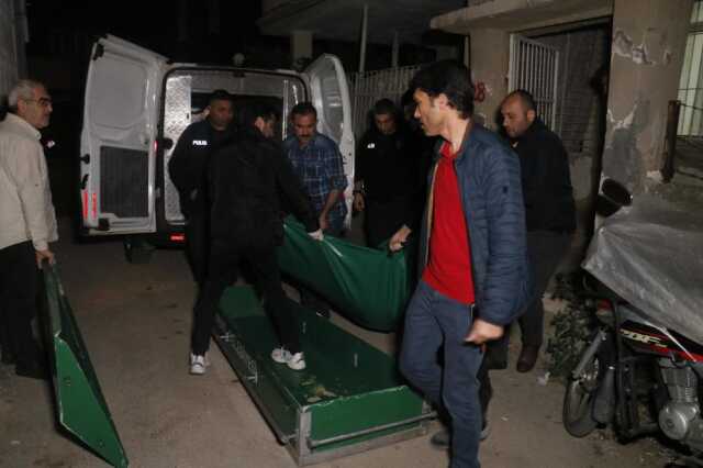 Adana'da cinnet getiren şahıs aile bireylerinin boğazını kesti: 2 ölü, 2 ağır yaralı Adana'da cinnet getiren şahıs aile bireylerinin boğazını kesti: 2 ölü, 2 ağır yaralı