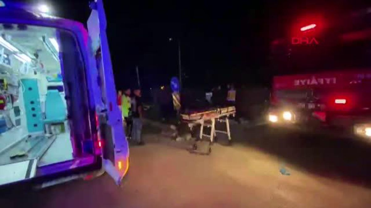 Adana\'da Otomobil Refüje Çarptı: 2\'si Çocuk 4 Kişi Yaralandı