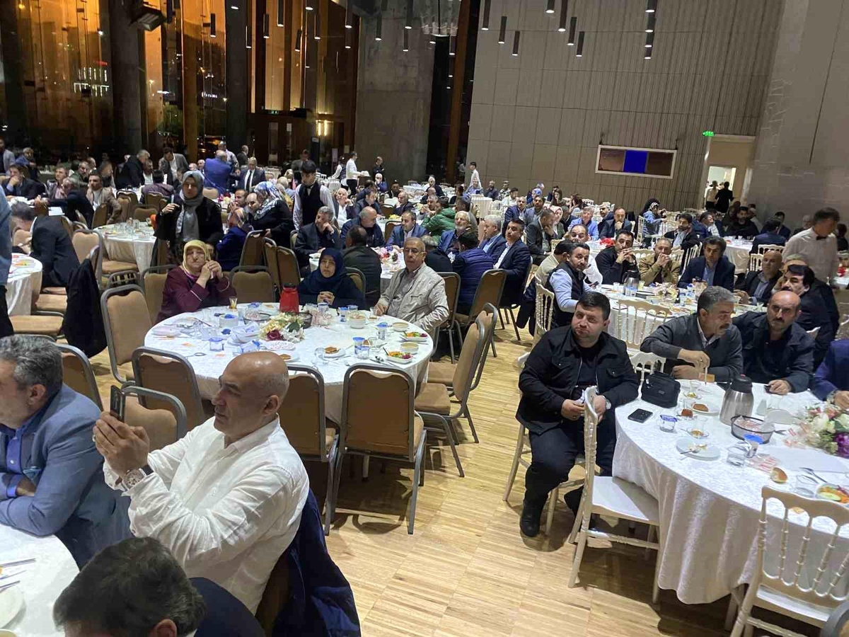 AK Parti Eyüpsultan\'da Doğu ve Güneydoğu Bölgesi Kanaat Önderleriyle Buluştu