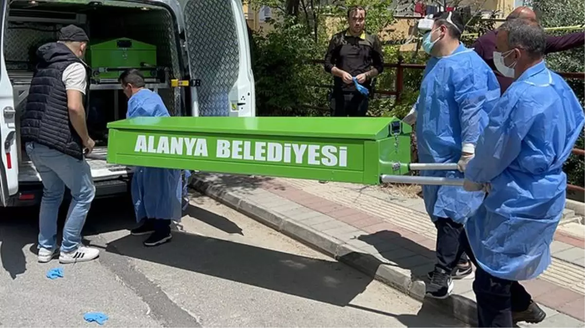 70 yaşındaki annenin cesedi çarşafa sarılarak gardıropta bulundu! Tartıştığı oğlu ise her yerde aranıyor