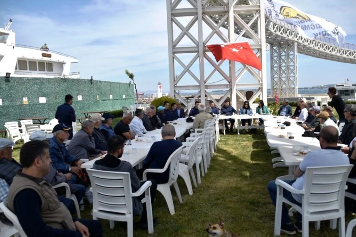 İzmir Aliağa\'da Balıkçılara Bilgilendirme Toplantısı Yapıldı