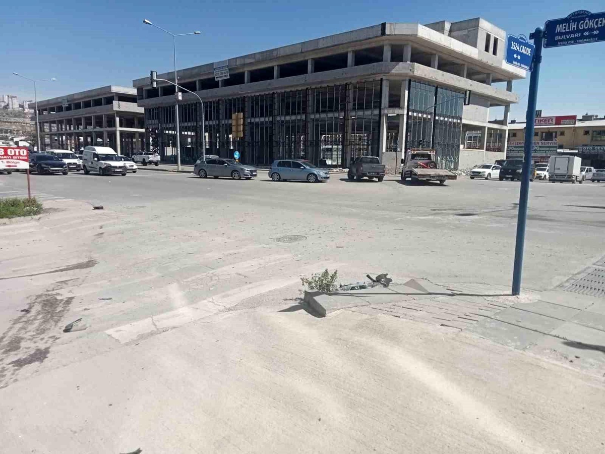Ankara\'da Otomobiller Çarpıştı: 2 Yaralı
