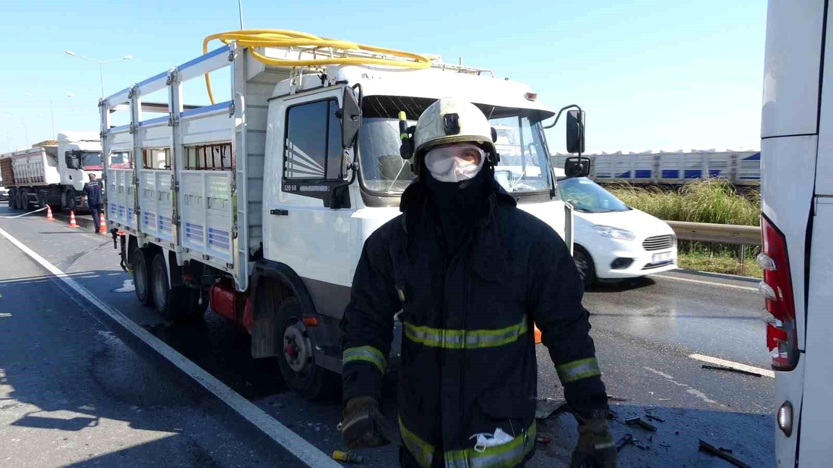 Antalya\'da Kamyon ve Tur Otobüsü Çarpıştı: Asit Tankları Zarar Gördü, Kimse Yaralanmadı