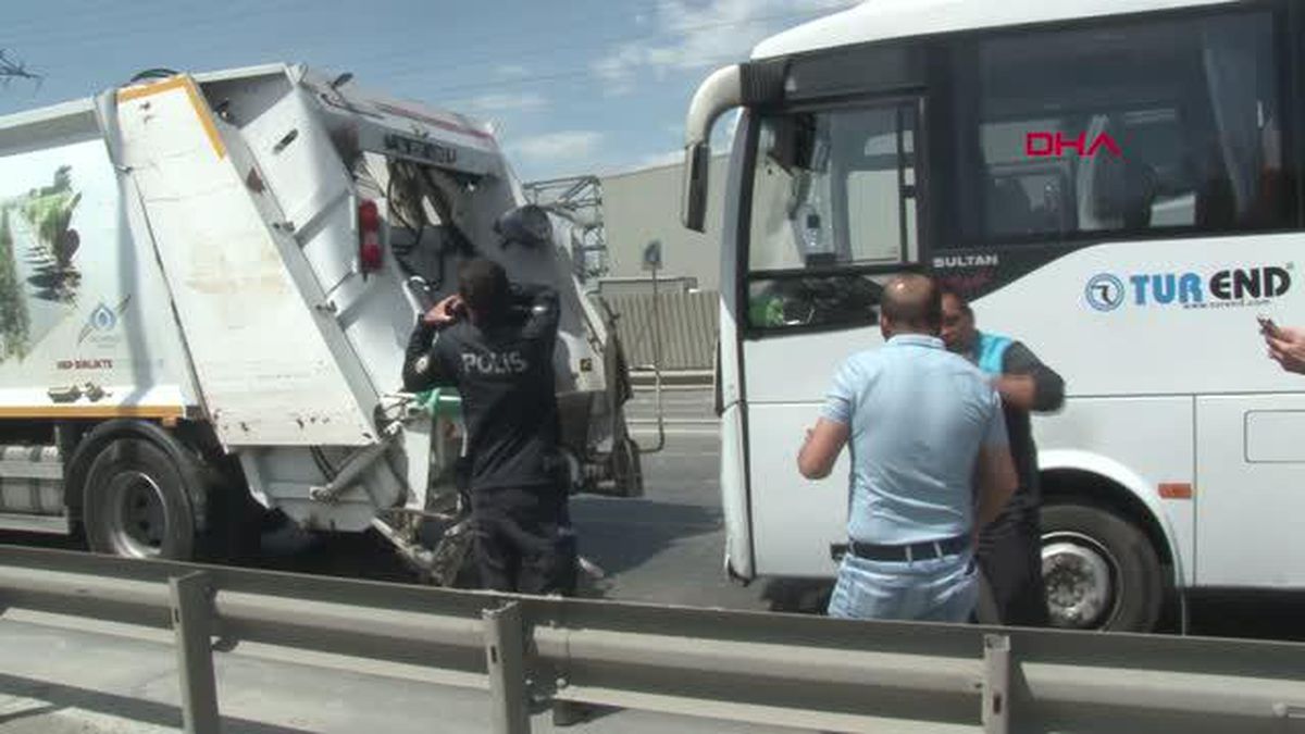 Arnavutköy\'de servis aracı çöp kamyonuna çarptı: 9 işçi yaralandı