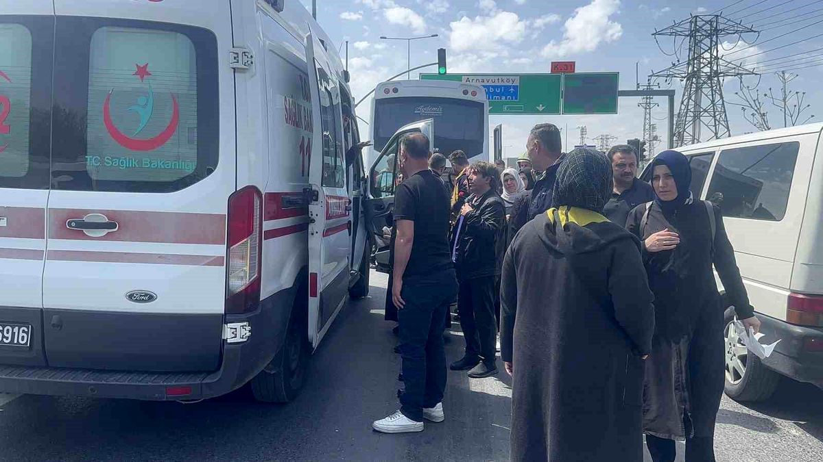 Arnavutköy\'de Servis Kazası: 9 İşçi Yaralandı